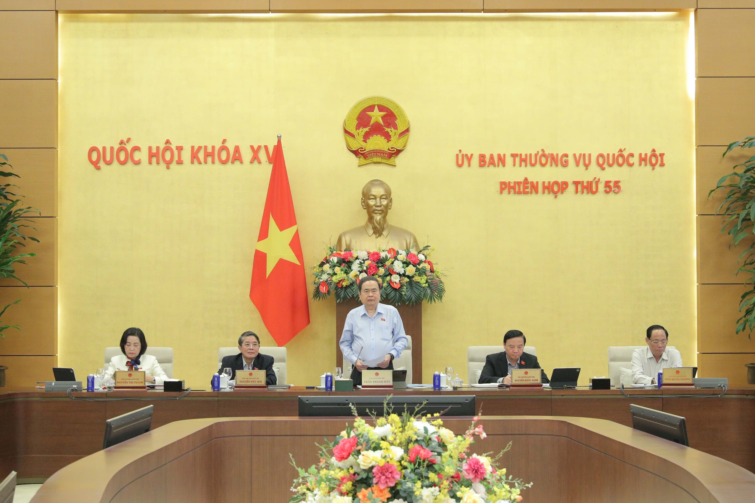 Phó Chủ tịch Quốc hội Nguyễn Khắc định đề xuất bỏ công chứng mua bán xe máy - Ảnh 1.