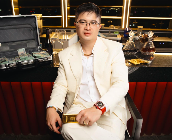 Bố đẻ của siêu lừa Mr Pips bị lừa 2,5 tỷ khi tìm cửa 