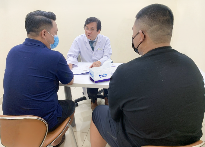 Bác sĩ Hoàng tư vấn điều trị béo phì cho cha con anh Tuấn. Ảnh: Bệnh viện Đa khoa Tâm Anh