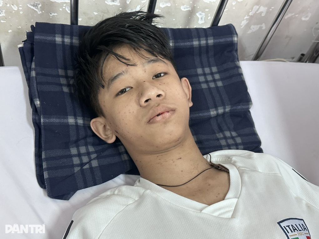 Bố mẹ nghèo khẩn cầu cho con trai duy nhất được sống - 1