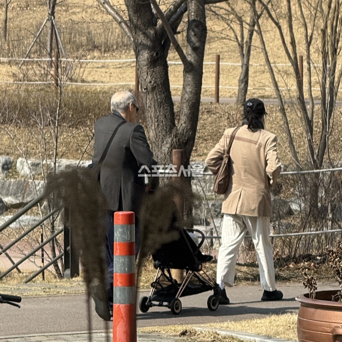 Bồ nhí kém 22 tuổi sinh con cho chủ tịch U70, nay đứa trẻ lộ diện- Ảnh 1.