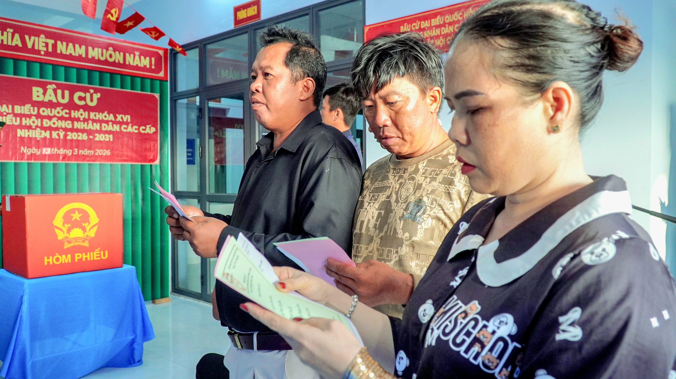 Bỏ phiếu bầu cử sớm ở hai đảo Hòn Khoai và Hòn Chuối ở Cà Mau - Ảnh 1.