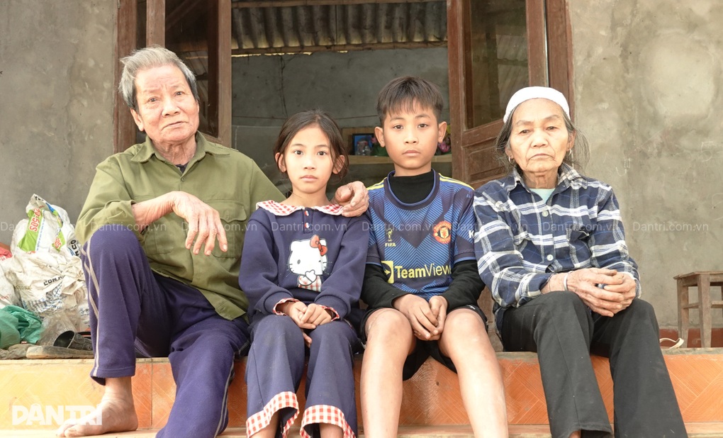 Bố qua đời, mẹ đi làm xa không về, 2 cháu nhỏ nương tựa ông bà già yếu - 1