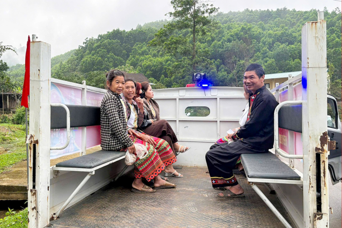 Người dân bản Rào Tre được xe của lực lượng chức năng tới chở đi bỏ phiếu, sáng 15/3. Ảnh: Đức Hùng