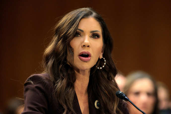 Bộ trưởng An ninh Nội địa Mỹ Kristi Noem điều trần trước Ủy ban Tư pháp Thượng viện ngày 3/3. Ảnh: AFP