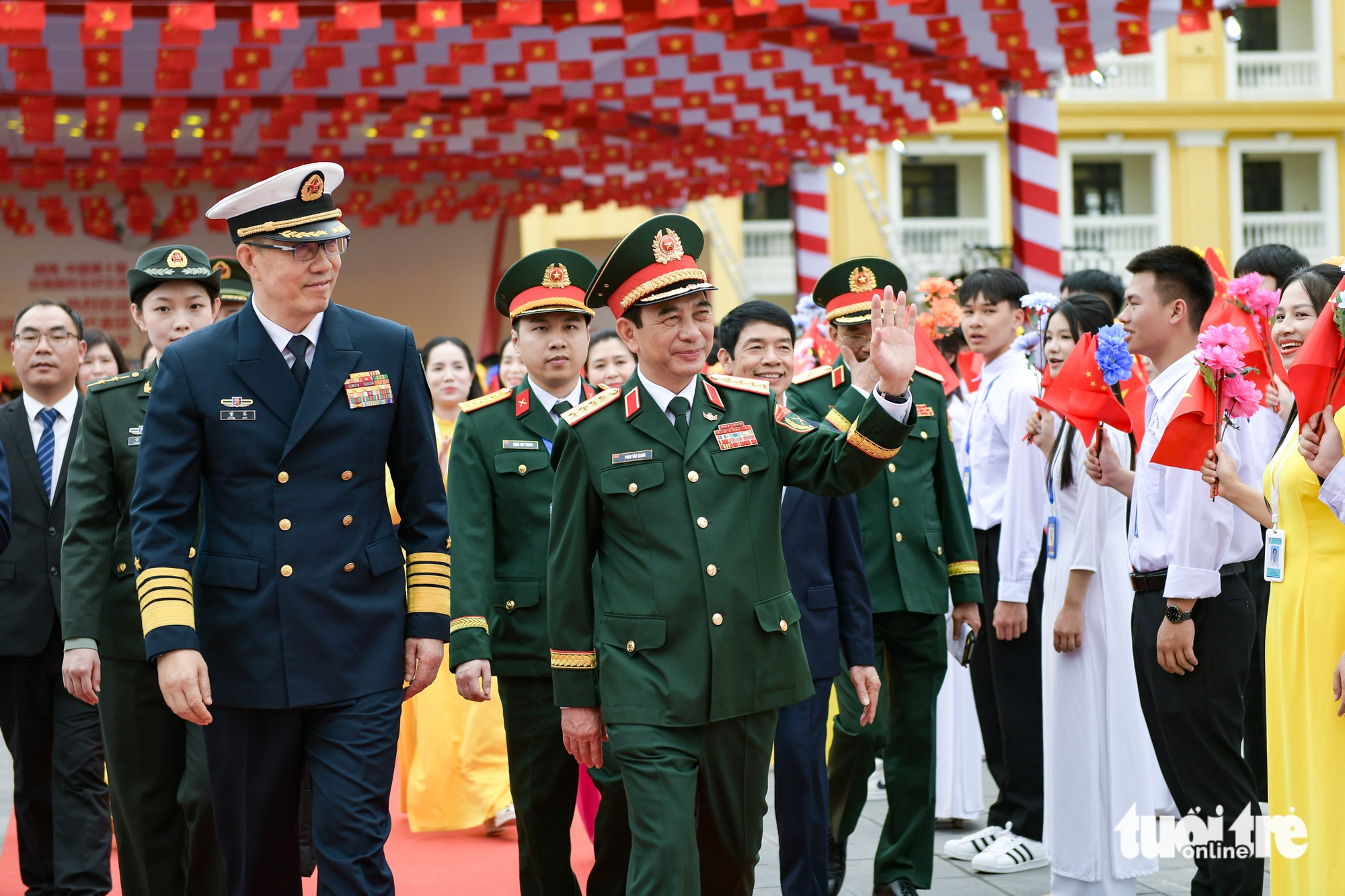 Bộ trưởng Bộ Quốc phòng Việt Nam và Trung Quốc thăm đồn biên phòng, dự lễ khánh thành trạm y tế - Ảnh 1.