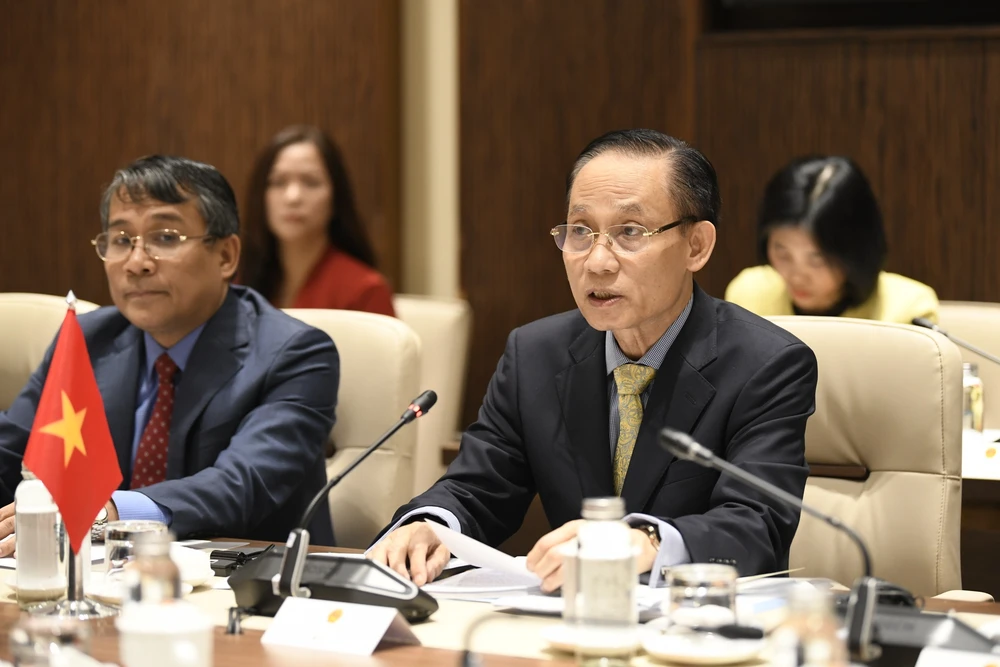 Bộ trưởng Lê Hoài Trung nhiệt liệt chào mừng Bộ trưởng Ngoại giao Vương Nghị thăm lại Việt Nam. Ảnh: BNG. bo-truong-ngoai-giao-viet-nam-trung-quoc-trao-doi-chien-luoc-2.jpg