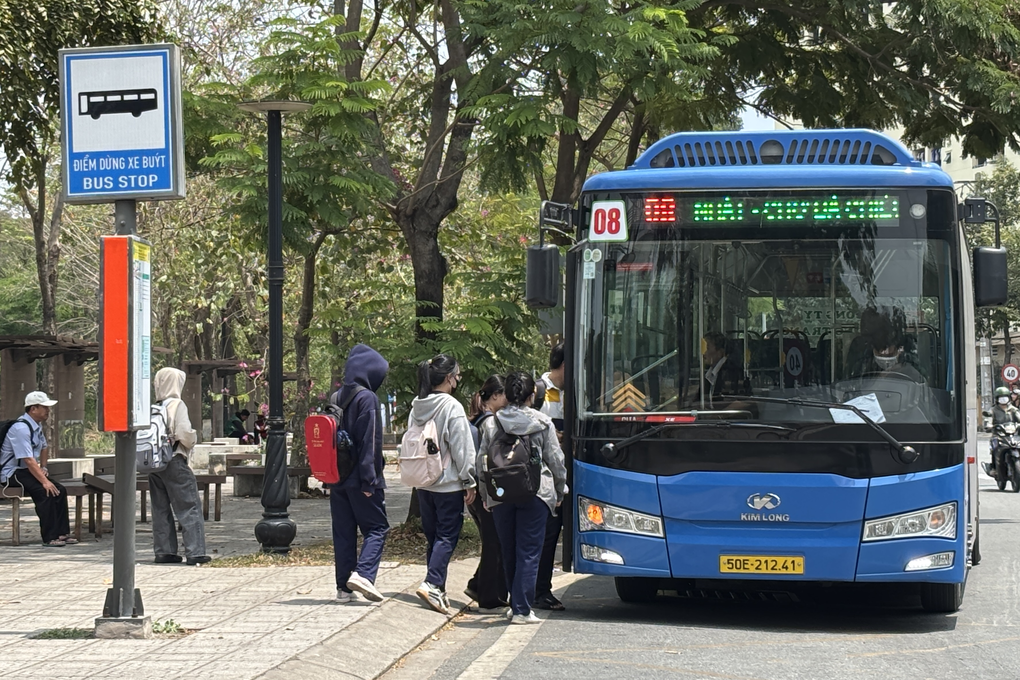 Bỏ xe máy, sinh viên xa nhà tiết kiệm nửa phân vàng/tháng - 2