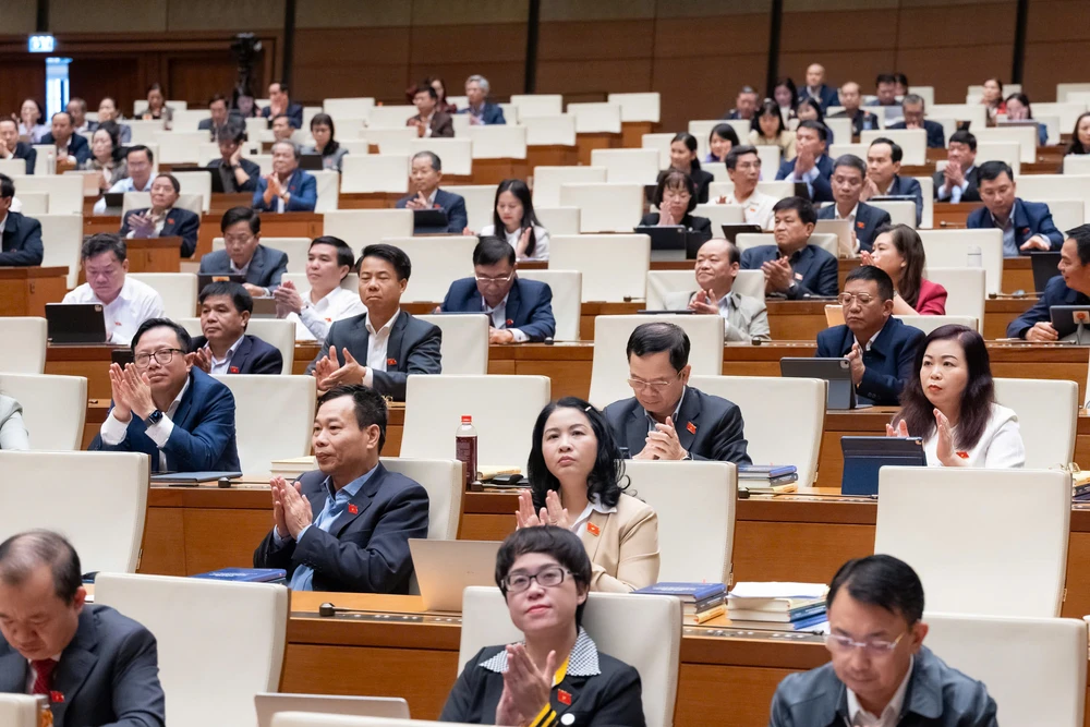 Các đại biểu tại buổi họp thông qua Luật sửa đổi, bổ sung một số điều của Luật Lý lịch tư pháp chiều 5-12. Ảnh: QH ly-lich-tu-phap.png