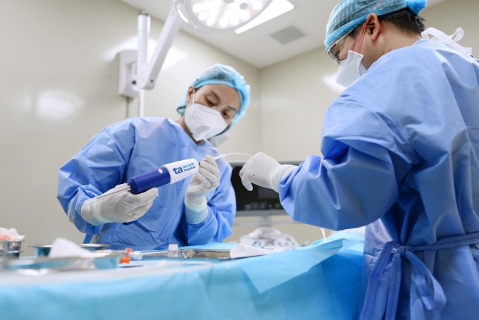 Bác sĩ thực hiện phương pháp bơm keo sinh học điều trị suy giãn tĩnh mạch. Ảnh: Bệnh viện Đa khoa Tâm Anh