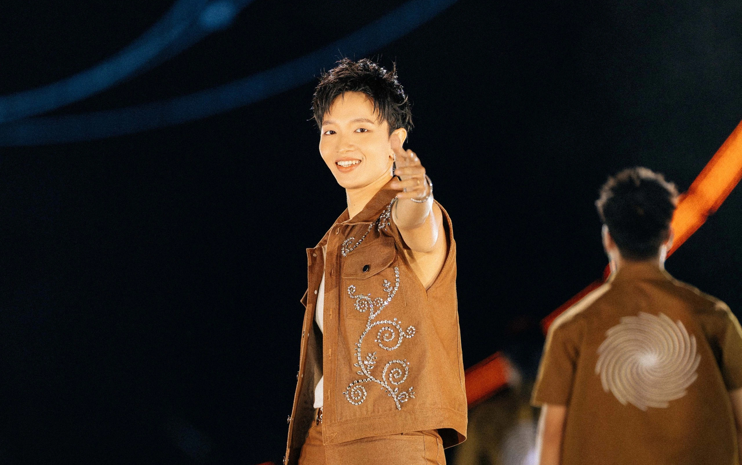 Bốn cặp đôi cầu hôn trong concert có gần 10.000 khán giả của Hoàng Dũng- Ảnh 1. Bốn cặp đôi cầu hôn trong concert có gần 10.000 khán giả của Hoàng Dũng- Ảnh 1.