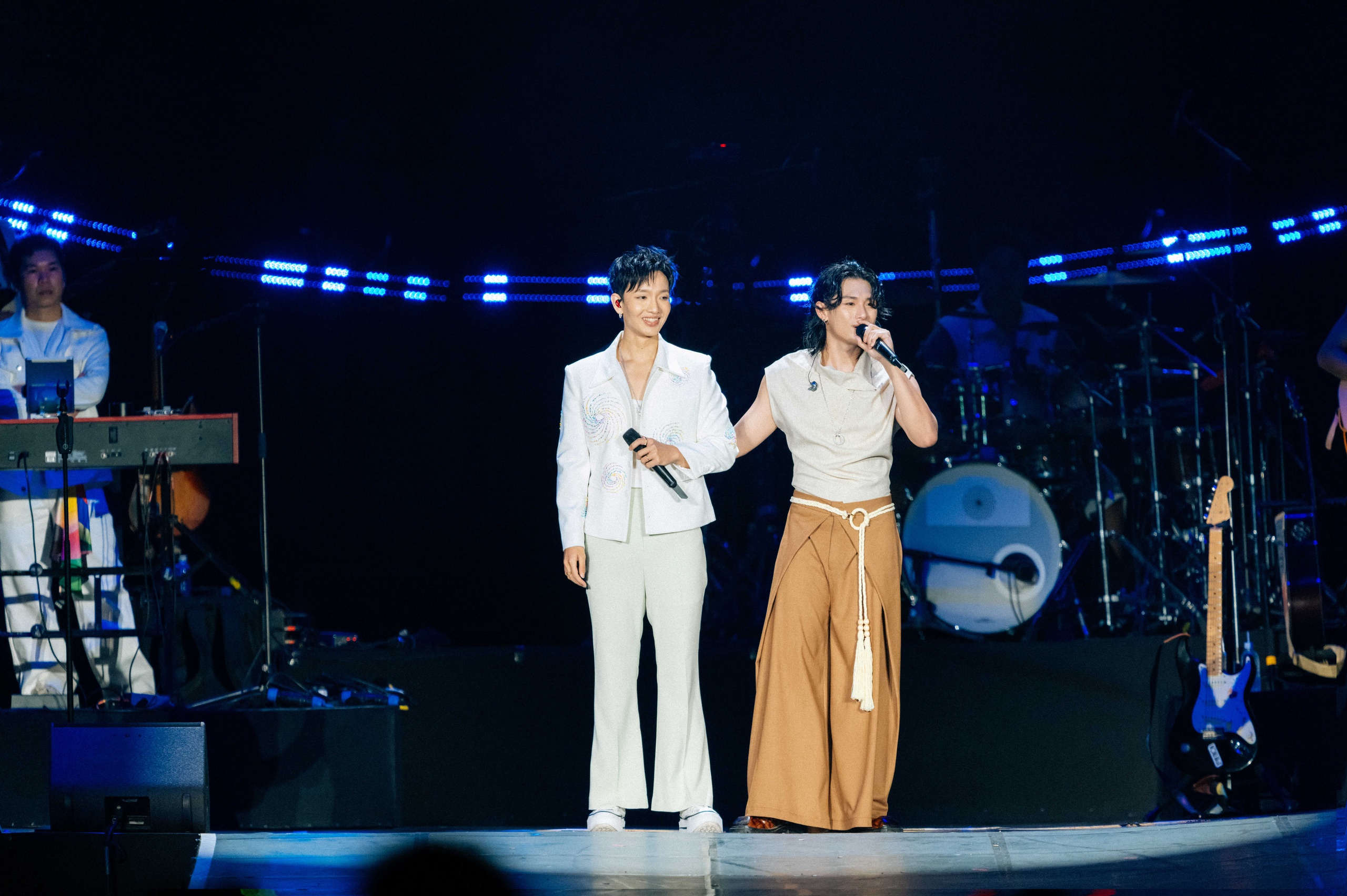 Bốn cặp đôi cầu hôn trong concert có gần 10.000 khán giả của Hoàng Dũng- Ảnh 7. Bốn cặp đôi cầu hôn trong concert có gần 10.000 khán giả của Hoàng Dũng- Ảnh 7.