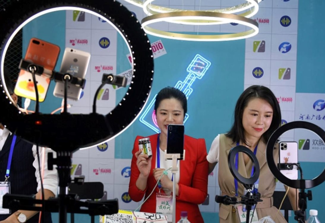 Bong bong no tung loat streamer thao chay khoi thu