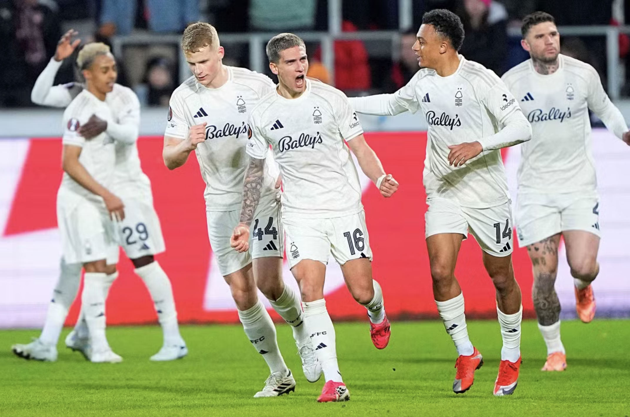 Bóng đá Anh toàn thắng, Nottingham Forest và Villa vào tứ kết Europa League - Ảnh 1.