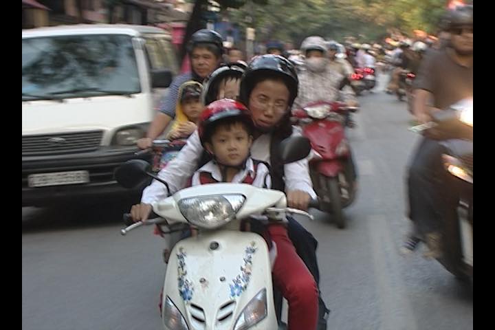 Bức ảnh “Mẹ Còi” chở 3 đứa con đi học ở Hà Nội bất ngờ được chia sẻ lại cùng câu chuyện “sức bền” của người phụ nữ- Ảnh 1.