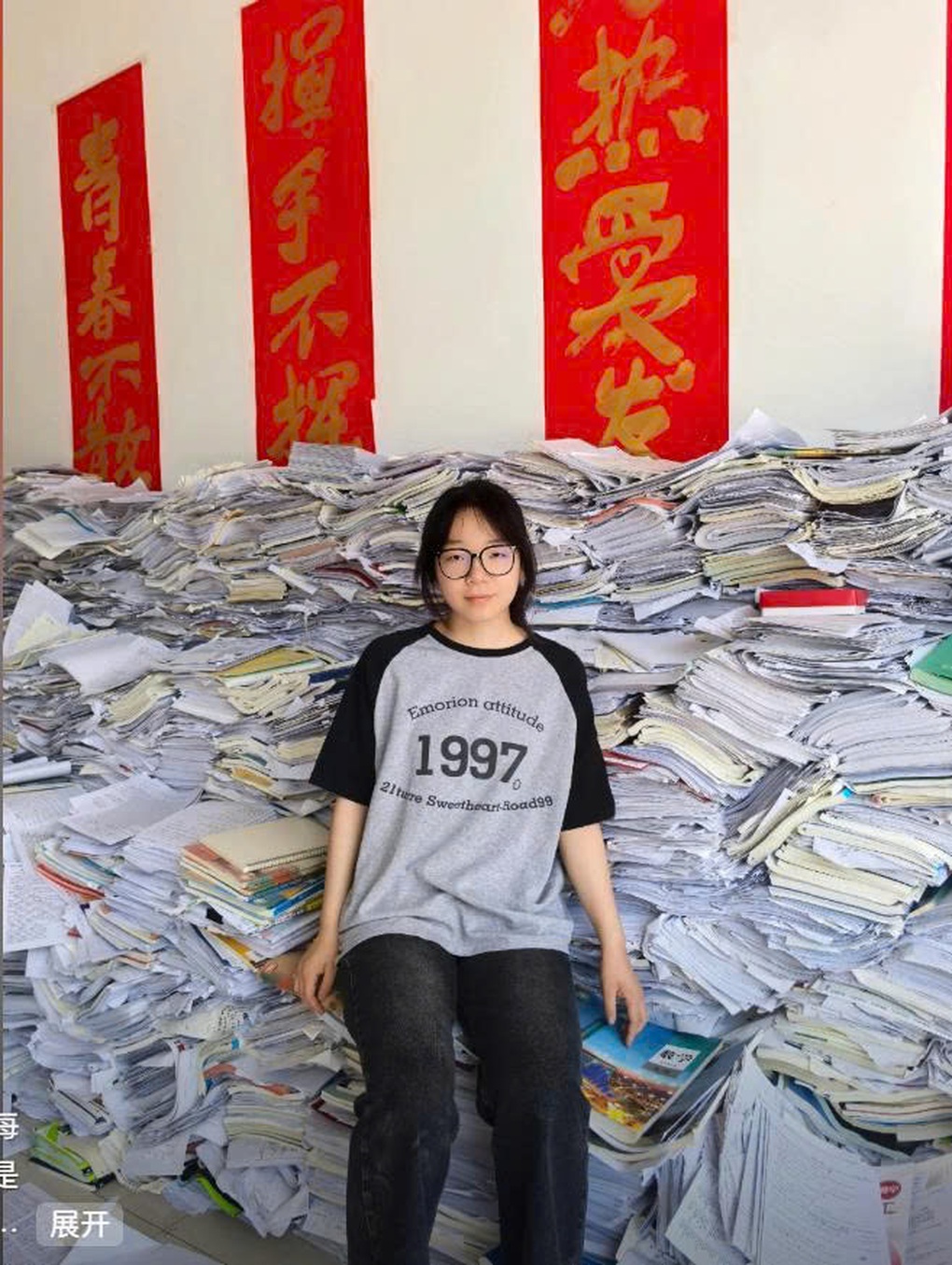 Bức ảnh bài tập chất cao như núi của học sinh Trung Quốc náo động MXH Việt - 1