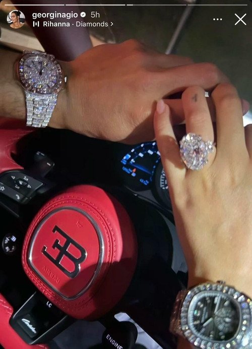 Ronaldo và bạn gái khoe loạt trang sức xa xỉ.