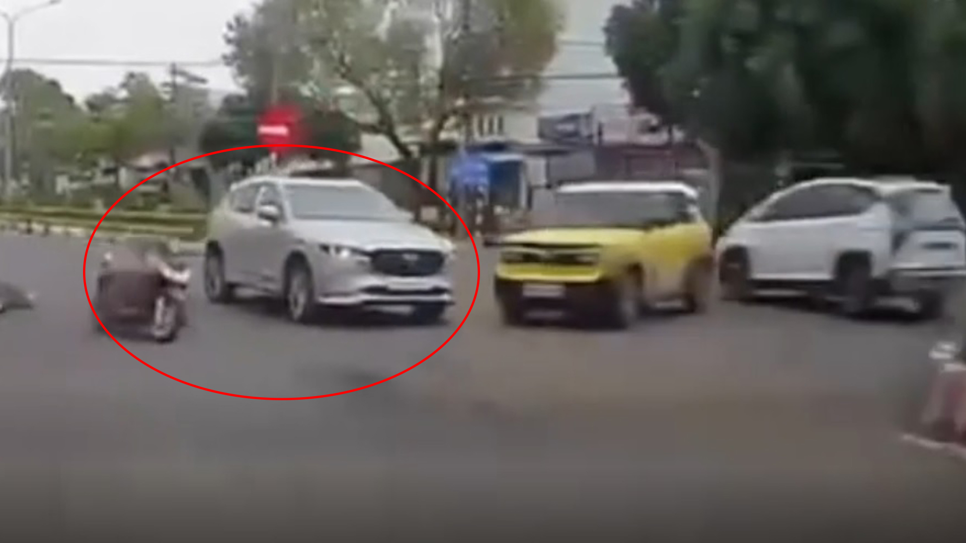 Bức xúc ô tô tông ngã xe máy rồi bỏ chạy, đề nghị phạt nghiêm - Ảnh 1.