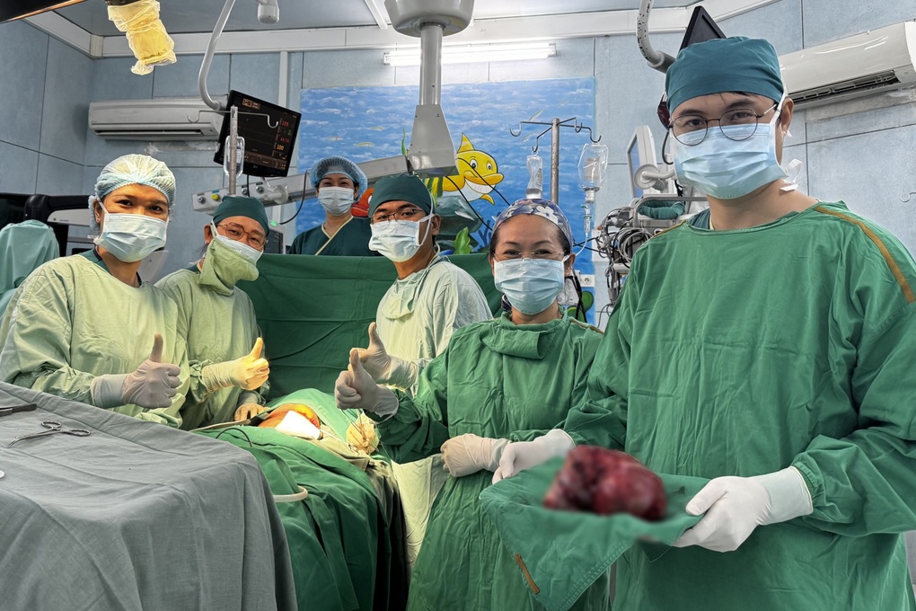 Bụng đột ngột nhô to, bé sơ sinh phát hiện khối u quái 1,3kg cực hiếm gặp - 2