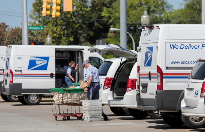 Nhân viên USPS chất thư lên các xe giao hàng bên ngoài một bưu cục ở Royal Oak, bang Michigan, ngày 22/8/2020. Ảnh: Reuters