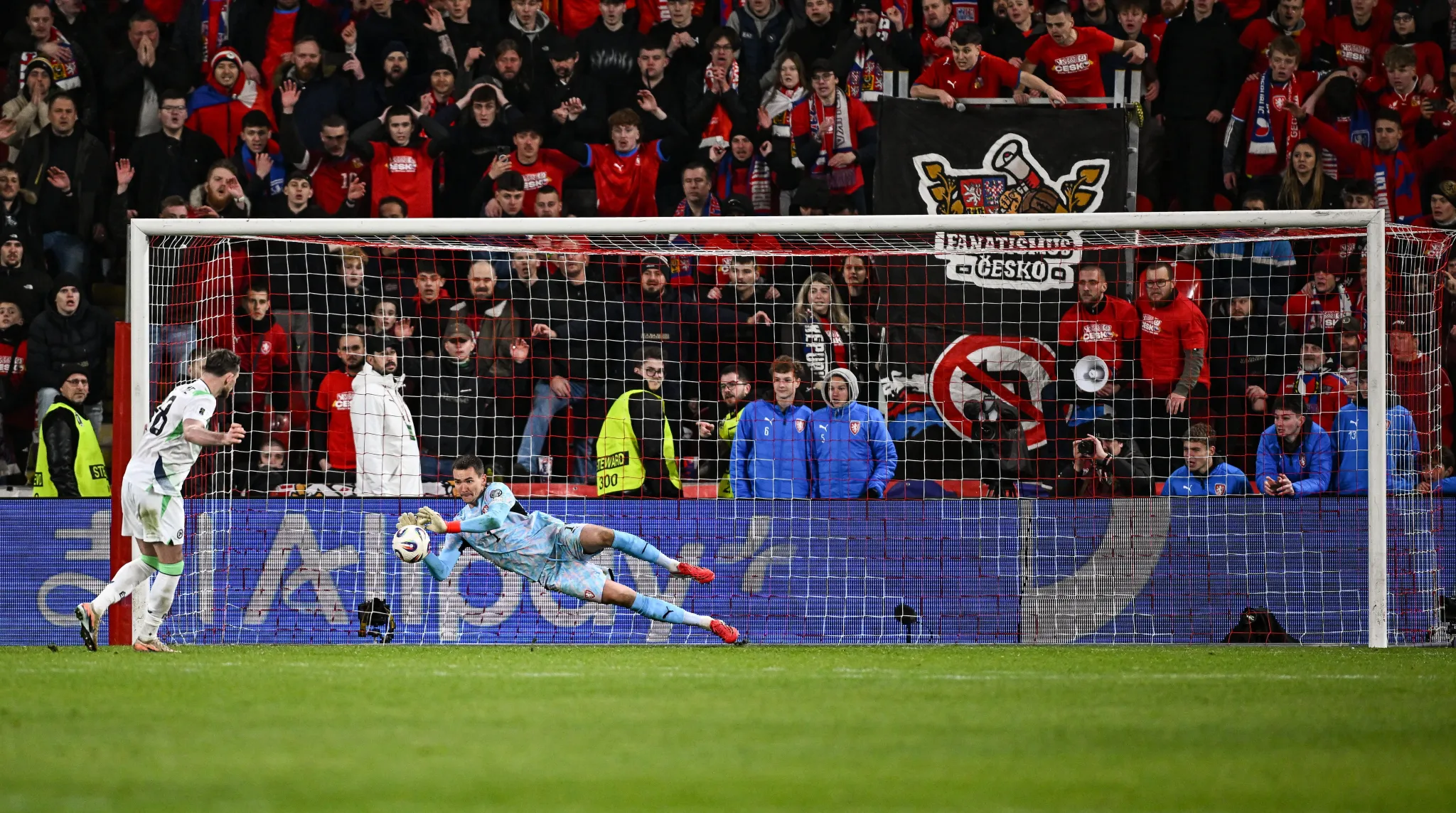 CĐV Ireland đòi điều tra “còi báo động” ở loạt luân lưu với CH Séc - Ảnh 1.