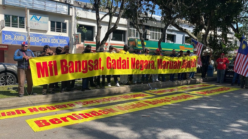 CĐV Malaysia biểu tình phản đối LĐBĐ Malaysia ở vụ nhập tịch gian lận - 1