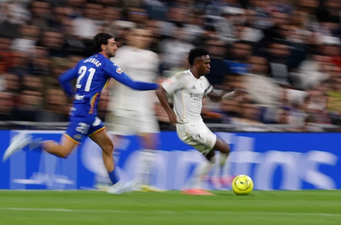 Vinicius bị hậu vệ Getafe truy cản trong trận Real thua 0-1  trên sân Berabeu, Madrid ở vòng 26 La Liga ngày 2/3/2026. Ảnh: Real Madrid CF