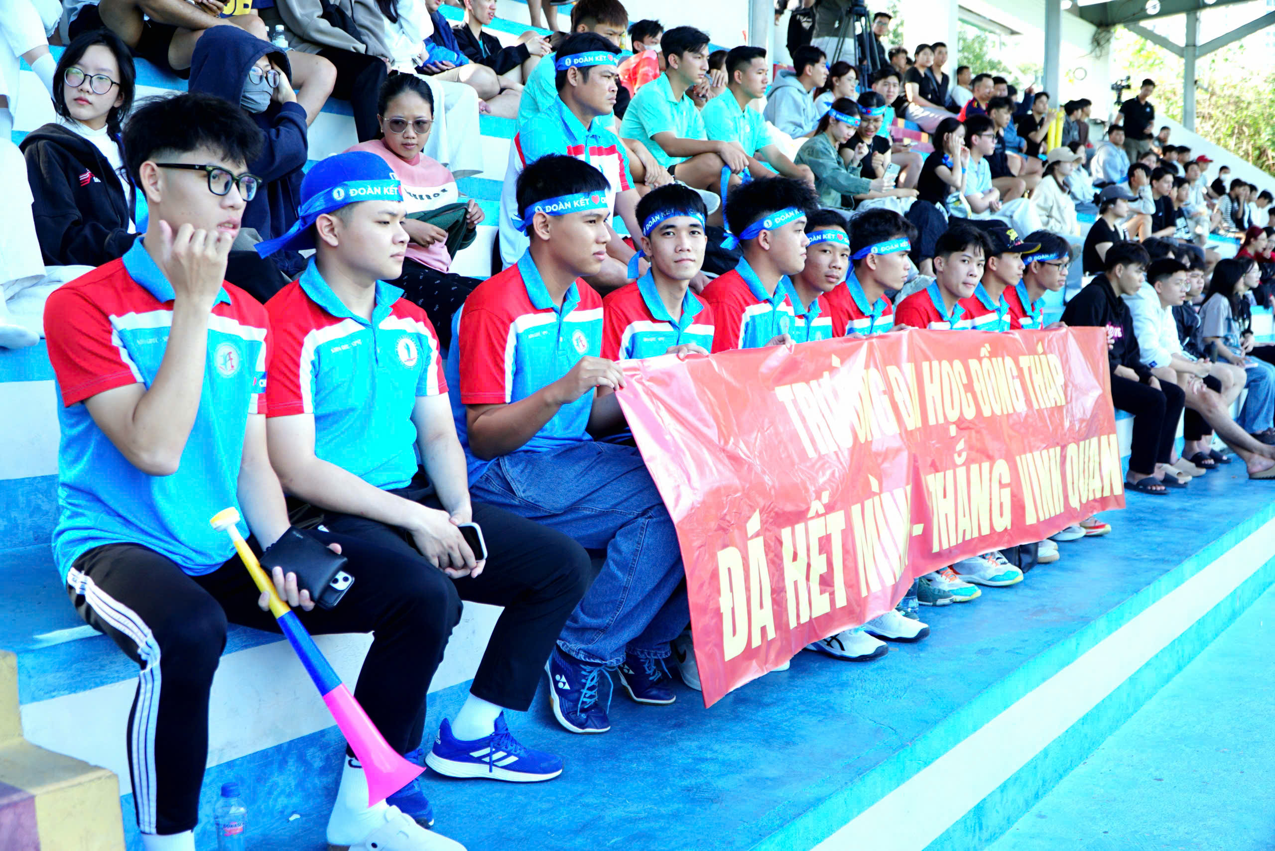 CĐV Trường ĐH Đồng Tháp lặn lội đường xa đến Nha Trang tiếp lửa đội nhà- Ảnh 1.