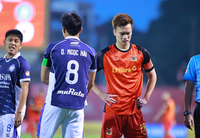 Đội trưởng CLB Ninh Bình Nguyễn Hoàng Đức (áo đỏ) thất vọng trong trận hòa Đà Nẵng 1-1 ở vòng 15 V-League 2025-2026, trên sân Ninh Bình ngày 7/3/2026. Ảnh: VPF