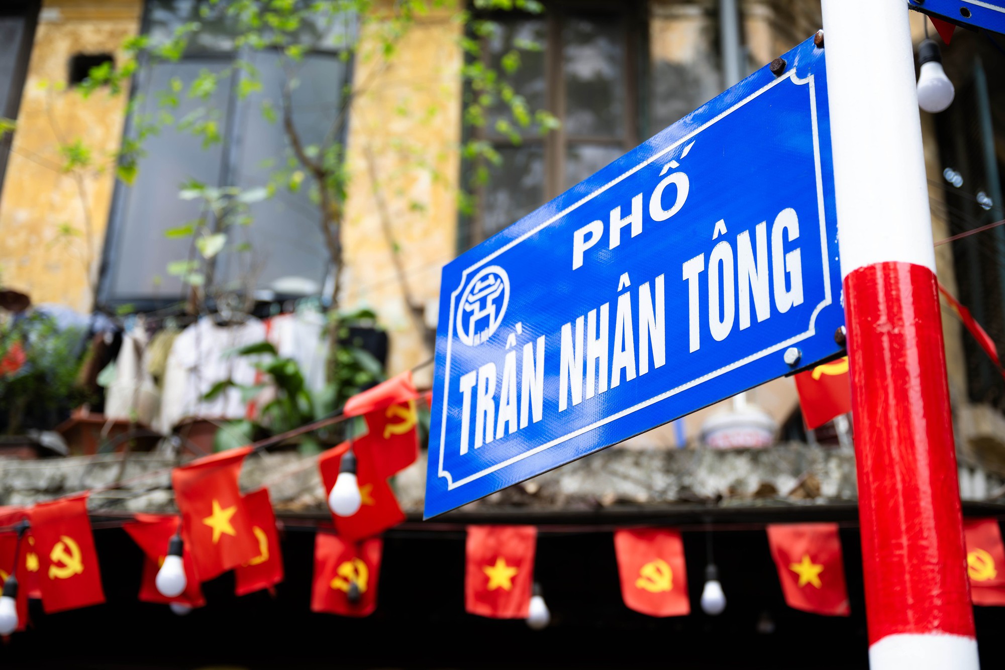 [CLIP] Con đường gần 1km ở Hà Nội có cả chục tiệm vàng: Bên xếp hàng dằng dặc - bên lại vắng tanh, vì sao?- Ảnh 1.