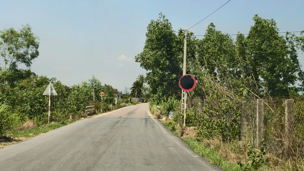 xe-ben-ram-rap-tren-duong-huyen-o-gia-lai-bien-cam-tai-trong-bi-boi-den-dang-ngo (36).jpg