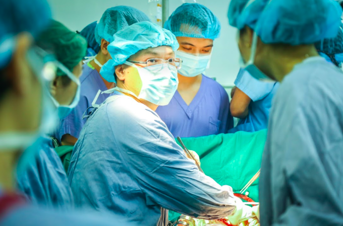 Các bác sĩ thực hiện ca ghép đa tạng cho bệnh nhân. Ảnh: Bệnh viện cung cấp