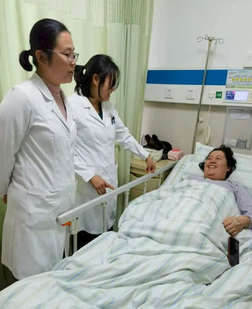 Nhân viên y tế thăm khám Dili sau ca sinh 5. Ảnh: Hubei Daily