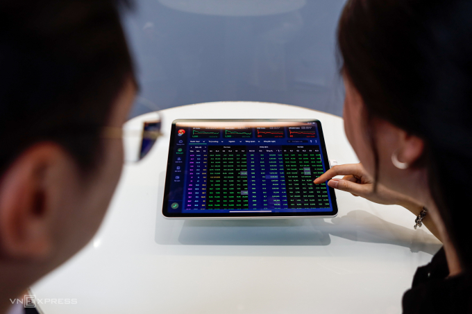 Nhà đầu tư đang theo dõi bảng điện tử tại trụ sở một công ty chứng khoán ở TP HCM. Ảnh: An Khương