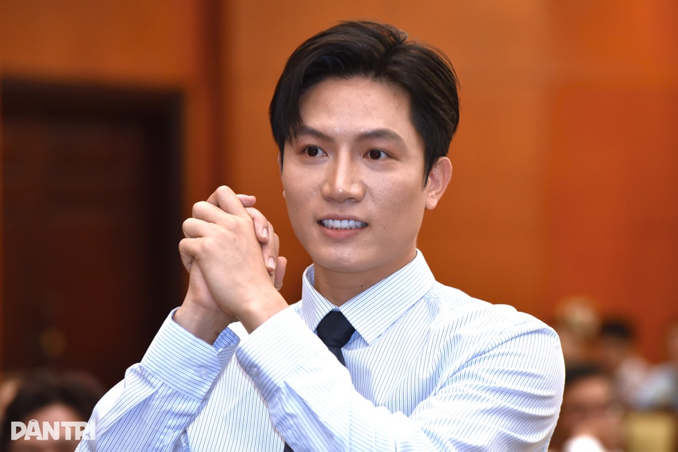 Ca sĩ Anh Tú chia sẻ về hành trình nghệ thuật tại buổi gặp lãnh đạo TPHCM - 1