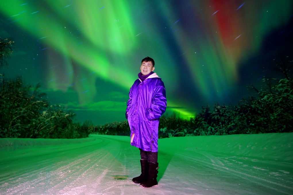 Ca sĩ Đoan Trường sang Nga ngắm cực quang, xúc động khi trở lại trường xưa - 1