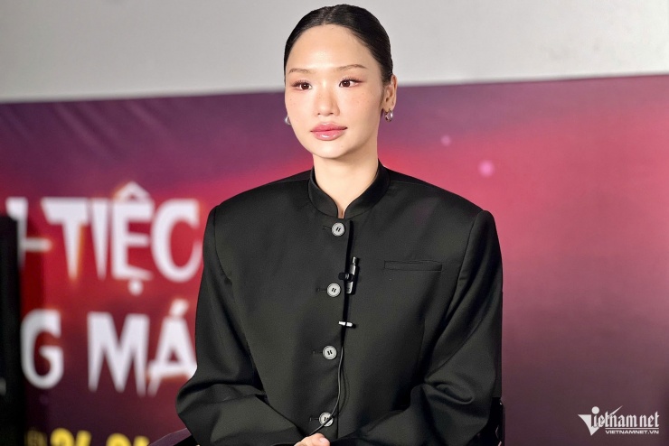 Ca sĩ Miu Lê trong buổi showcase phim "Đại tiệc trăng máu 8". 