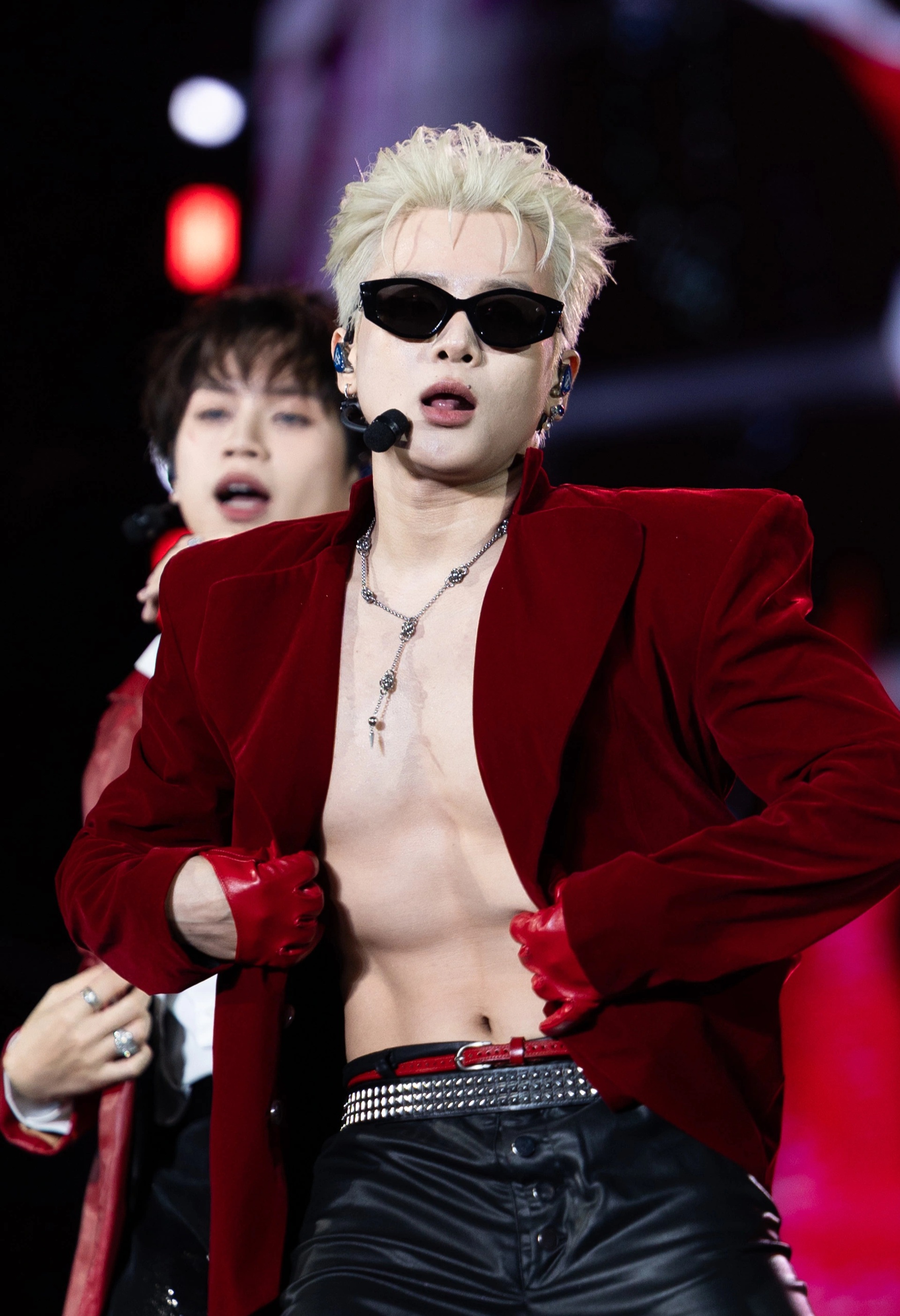 Các “anh trai say hi” khoe cơ bụng 6 múi trong đêm nhạc bùng nổ ở Hà Nội - 1