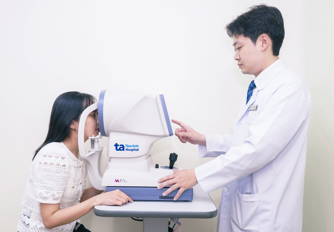 Bác sĩ Huy kiểm tra mắt cho một phụ nữ. Ảnh minh họa: Bệnh viện Đa khoa Tâm Anh