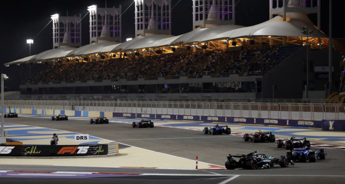 Các xe đua trên chặng Bahrain ở Bahrain International Circuit, Sakhir, Bahrain ngày 13/4/2025. Ảnh: Reuters