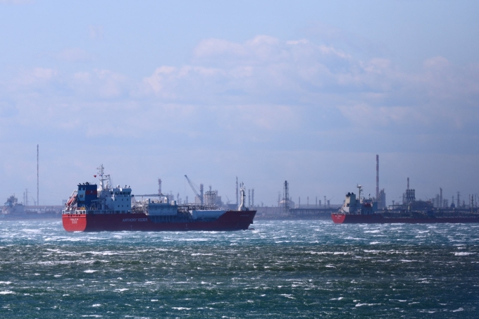 Các tàu chở dầu, khí hóa lỏng thả neo tại cảng Fos-Lavera gần Marseille (Đức) ngày 26/3. Ảnh: Reuters