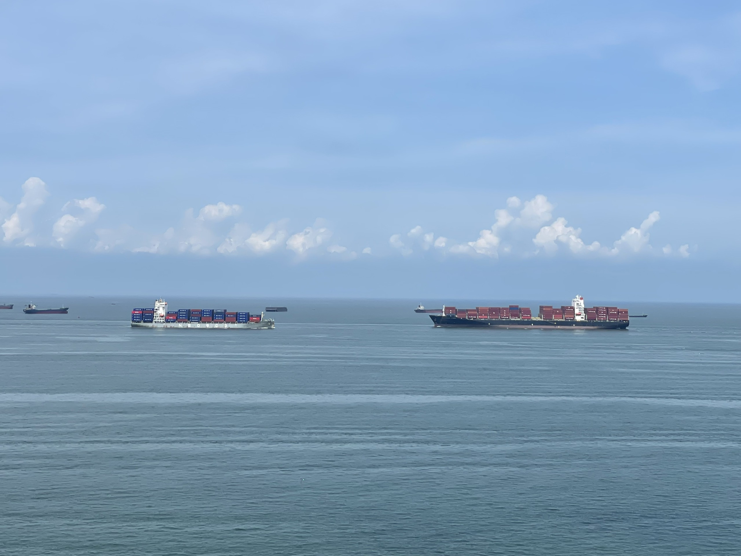 Căng thẳng Trung Đông 2026 khiến Cước vận chuyển tăng đột biến và tạm dừng booking - Ảnh 1.