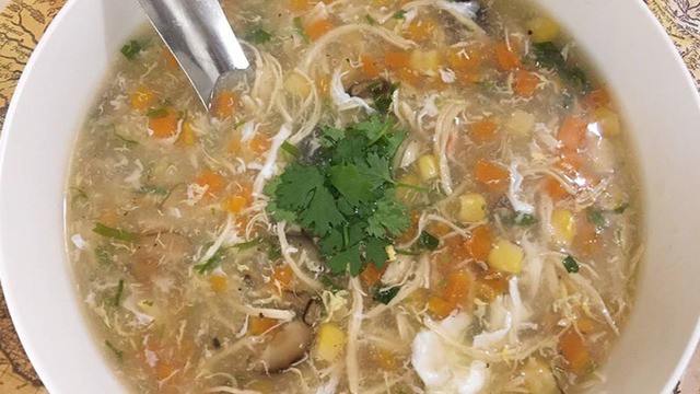 Món súp gà ngô non và trứng gà vừa có vị ngọt của ngô, vị thơm của gà, và béo ngậy của lòng trắng trứng.