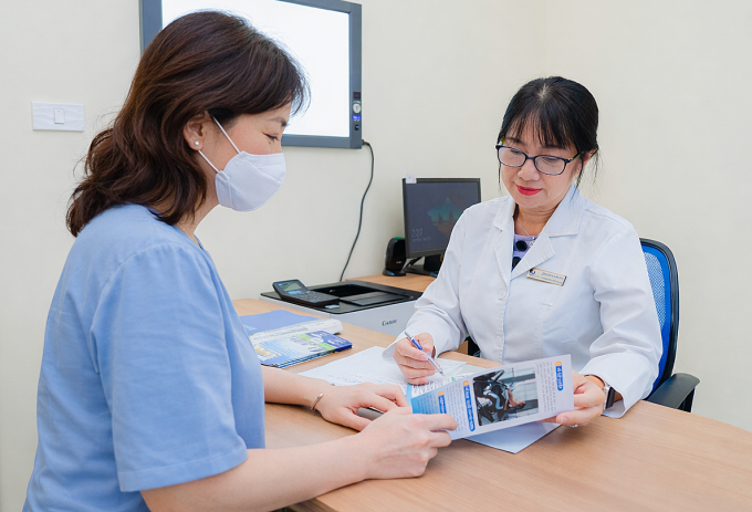 Bác sĩ Yến Thủy đang tư vấn dinh dưỡng cho người bệnh. Ảnh: Bệnh viện Đa khoa Tâm Anh