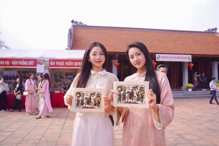 Các người đẹp Hoa hậu Việt Nam check-in tại ngôi chùa 2.000 năm tuổi ở Bắc Ninh 3 Tranh Đông Hồ là dòng tranh dân gian có lịch sử hơn 400 năm. Tranh được in từ ván khắc gỗ, sử dụng màu tự nhiên và giấy dó truyền thống.