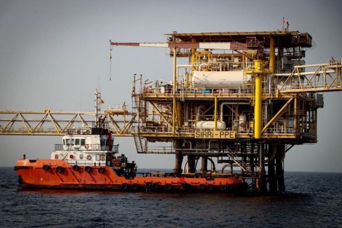 Một tàu neo đậu cạnh giàn khoan dầu ngoài khơi thành phố Ilam của Iran tại vịnh Ba Tư tháng 9/2025. Ảnh: Iranintl