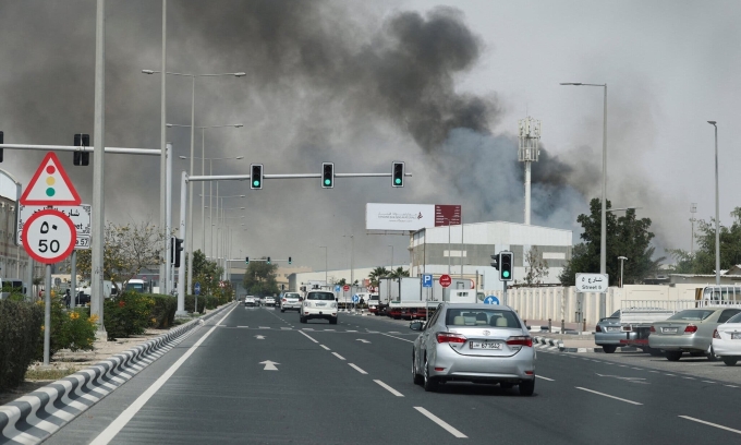 Tên lửa Iran đánh trúng một địa điểm ở Doha, Qatar, hôm 1/3. Ảnh: Reuters