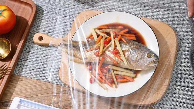 Các tuyệt chiêu hâm nóng đồ ăn bằng lò vi sóng 1 Việc dùng màng bọc thực phẩm dày để đậy thức ăn sẽ ngăn thức ăn bắn tung tóe khắp lò.