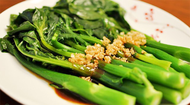 Các tuyệt chiêu hâm nóng đồ ăn bằng lò vi sóng 4 Cải bó xôi cũng chứa nhiều nitrat dễ bị chuyển hóa thành nitrit và nitrosamin ở nhiệt độ cao gây độc cho cơ thể, vì vậy không cho cải bó xôi vào lò vi sóng.