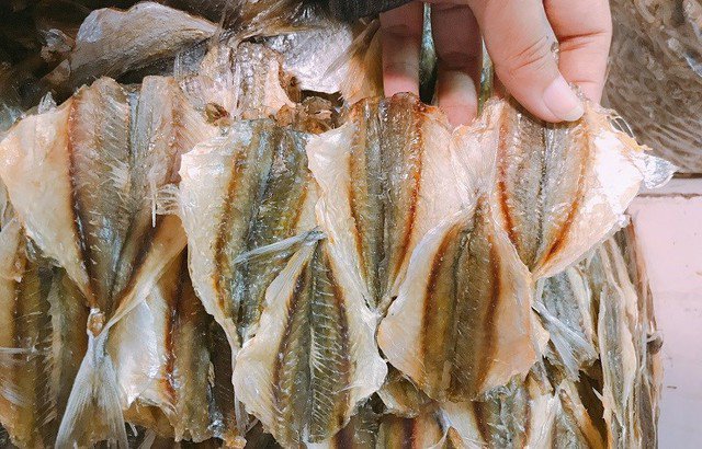 Quan sát cá khô định kỳ để phát hiện sớm các đốm mốc hoặc mùi lạ. Nếu thấy đốm trắng xanh hoặc đen, loại bỏ ngay không nên tiếp tục sử dụng.